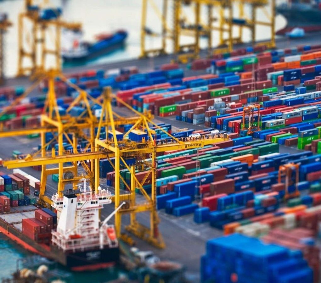 573583-tilt-shift-dock